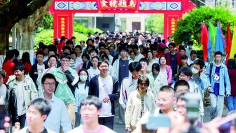 高考首日，南京3.5万考生从容赴考