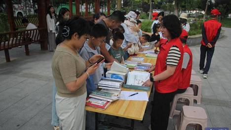 党旗红浸润街巷 志愿红点亮文明——庆阳市以“主题党日+文明实践志愿服务”赋能城市文明建设