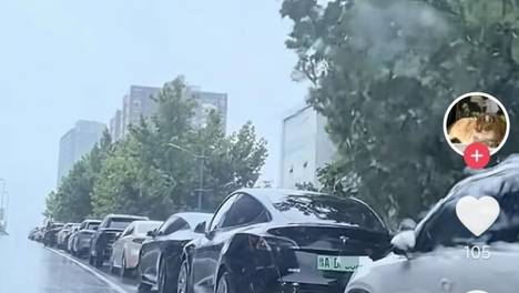 郑州暴雨市民担心积水淹车，把私家车停在高架桥上，郑州交警：目前降雨已停不允许停放，紧急避险时临时停放情有可原