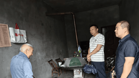 南漳县花石桥村：汛期走访独居老人 筑牢安全防护屏障