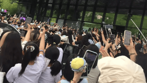 在时代峰峻楼下喊嘉豪的人，图什么？