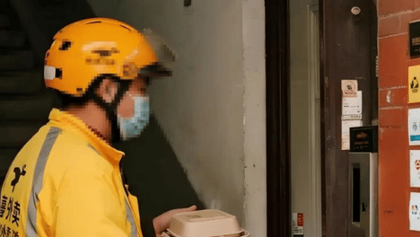 22岁外卖小哥接到一个订单，备注“别放门外，敲门进来”，当他进去后，看到的场景人都傻了