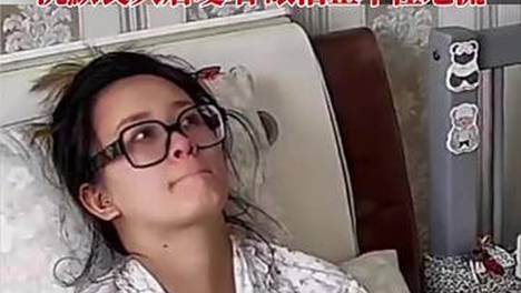 这一刻，她也只是个想妈妈的孩子，女子哄娃时突然想到去世的母亲，沉默良久后哽咽，眼泪止不住地流