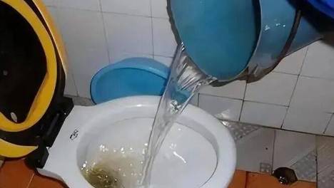 爸妈！真的不要再往马桶里倒水了！