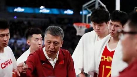 中国篮球迎来白衣骑士！CBA金主入驻，收获三大利好，郭振明减压