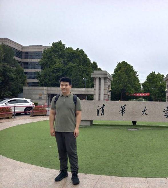 走出盲校后，他成为清华首位全盲博士生
