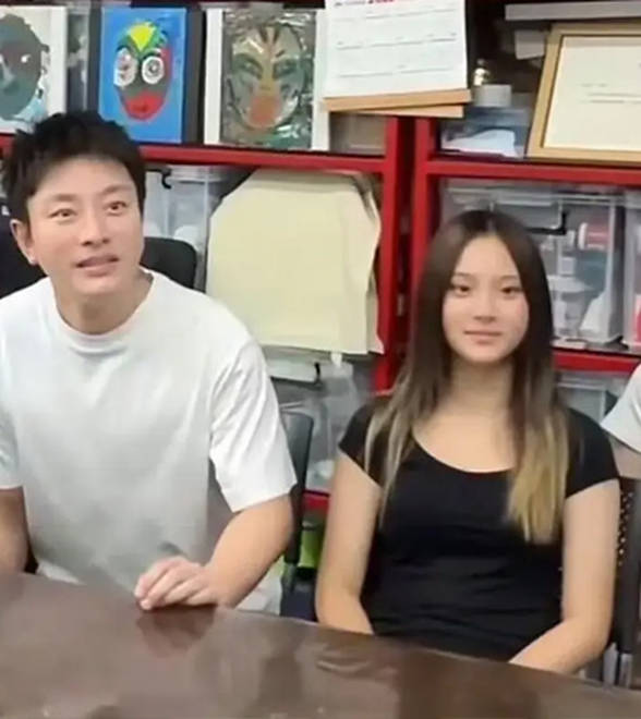 贾乃亮李小璐罕见同框！带女儿一起做公益