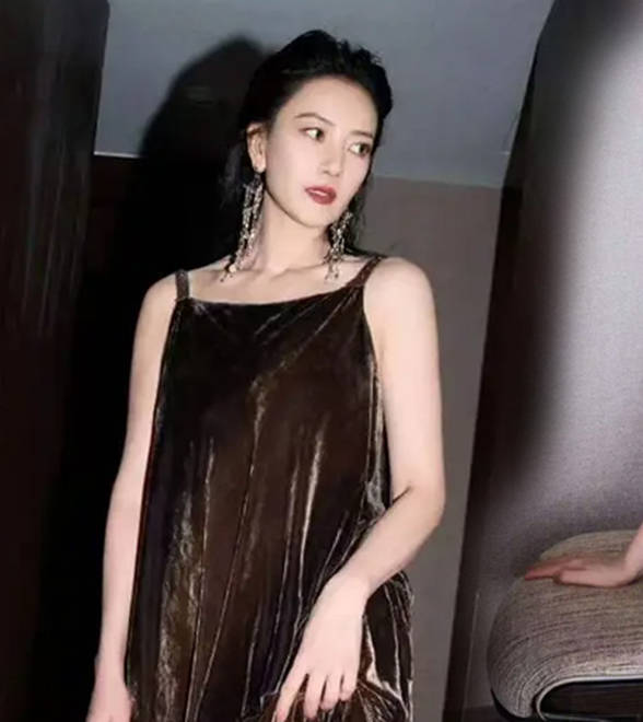 高圆圆穿丝绒吊带秀身材，冷艳慵懒贵气十足