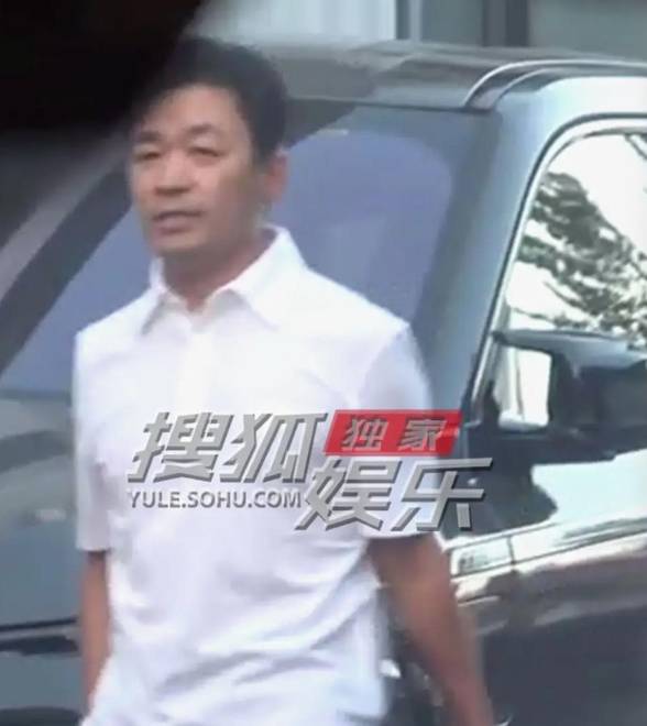 王宝强和冯清现身工作室，女友驾车载其离开