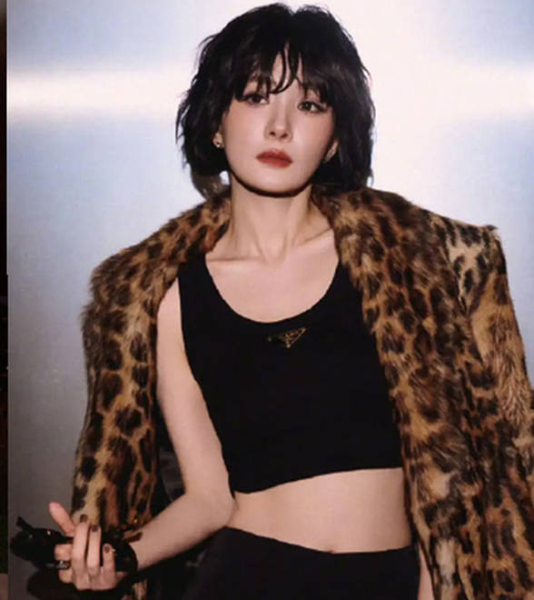 冷艳摩登的复古女郎！杨幂穿豹纹皮草野性美爆棚