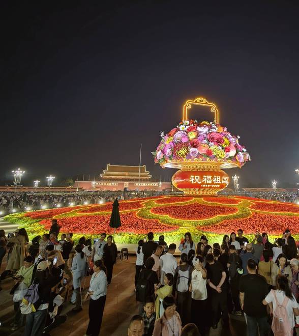 “祝福祖国”大花篮正式亮相，天安门广场国庆摆花走过42年