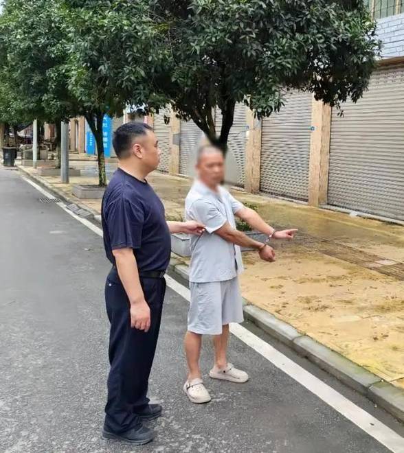 男子用5元购买一叠冥币，又花1.5元购买一双黑袜子，在街头骗得大爷3000元现金，警方提醒：警惕“丢包诈骗”