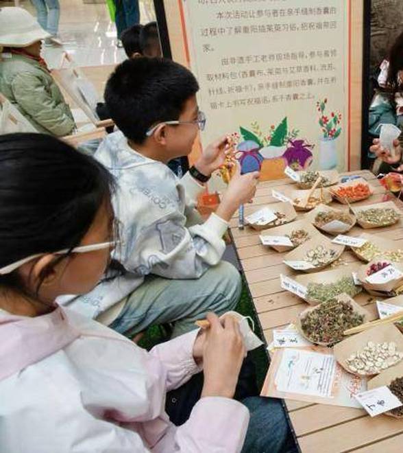 宁夏固原：重阳市集焕新登场 书香非遗演绎敬老情