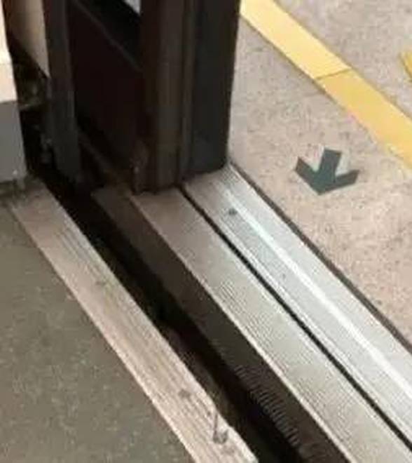 女子手机掉进地铁缝隙，16个小时后取回发现——