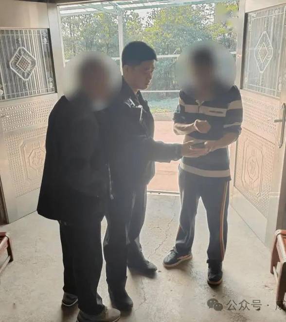 男子把存20万银行卡藏鞋里寄出，八旬老父劝阻无效，情急之下步行近10公里报案；男子不承认受骗，民警当场联系骗子被挂断，他才醒悟