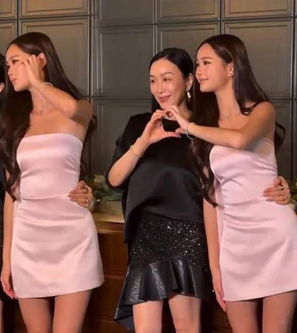 钟丽缇陪小女儿出席活动，考拉穿抹胸裙秀身材