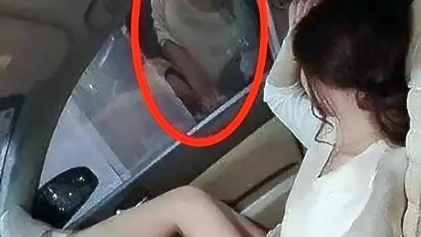 姑娘别装了，车玻璃的倒影早已经把你出卖！难道不尴尬吗？哈哈
