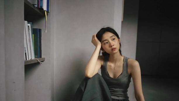 黄多多晒美照，穿小背心搭蕾丝内衣，一脸忧郁“姐感”十足