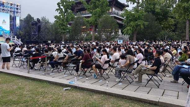 高举手机拍不停，外地游客称来济旅游偶遇泉水节很幸运