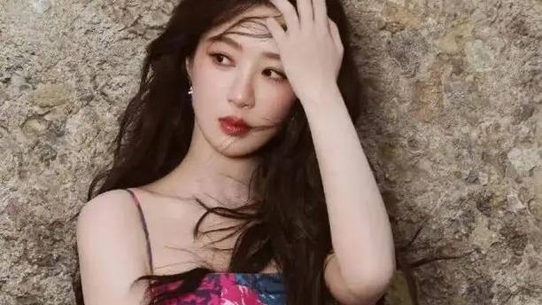 杨紫找对风格如“东方玫瑰”！穿浓烈印花长裙秀肩颈线 风情万种