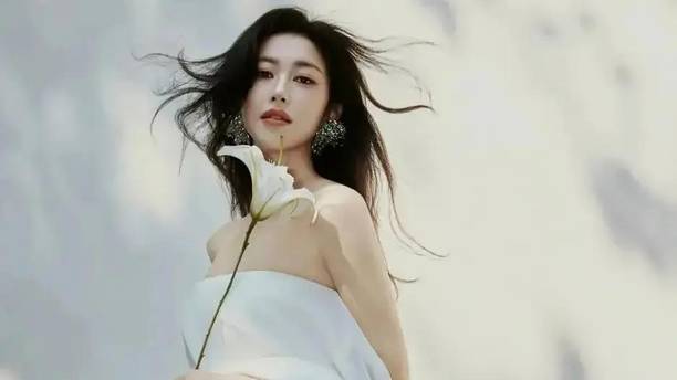 朱珠晒看秀美照状态绝佳！一袭白色长裙优雅迷人，气质美到发光