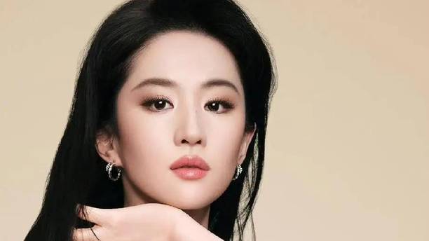 刘亦菲再次展现绝美代言美照，既性感迷人又热火奔放