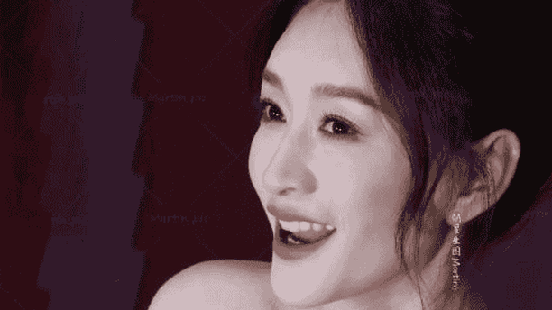 李小冉晒最新美照引发网友热议，这身姿和体态怎么能是50岁