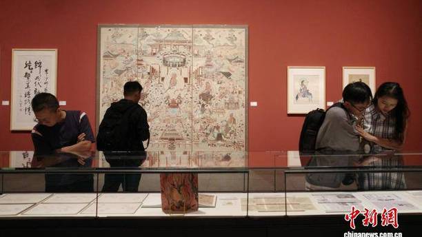 广东深圳：“花开敦煌——常沙娜艺术研究与应用展”吸引参观者