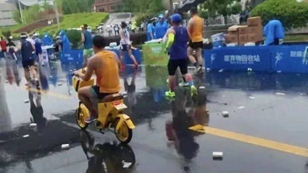男子骑共享电单车参加兰州马拉松，官方通报：取消成绩禁赛3年