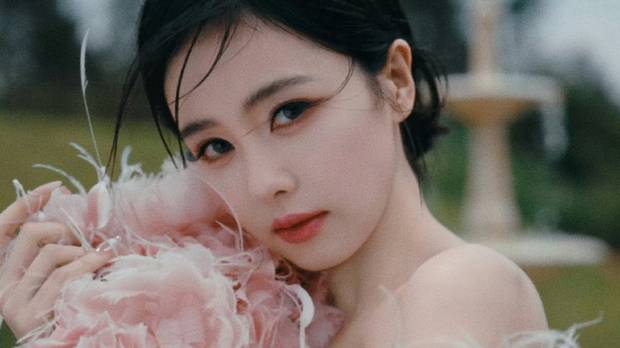 白鹿《红秀》九月刊写真！雪肤玉貌身材曼妙性感撩人
