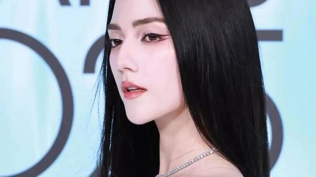 最美“妲己”娜然亮相ELLE盛典，裸色抹胸长裙惊艳全场