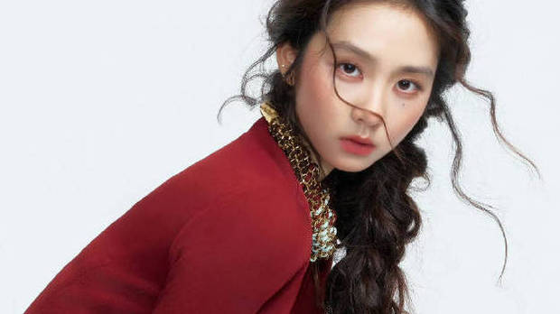 黄多多卷发穿香奈儿红裙美爆了！曼妙身材大秀长腿太惊艳
