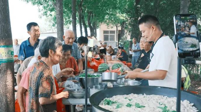 一口铁锅 两条出路：返乡青年为老人提供免费午餐