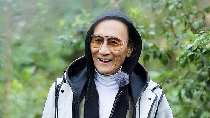 87岁谢贤现身香港街头，穿夹克长裤打扮严实，你喜欢他吗？