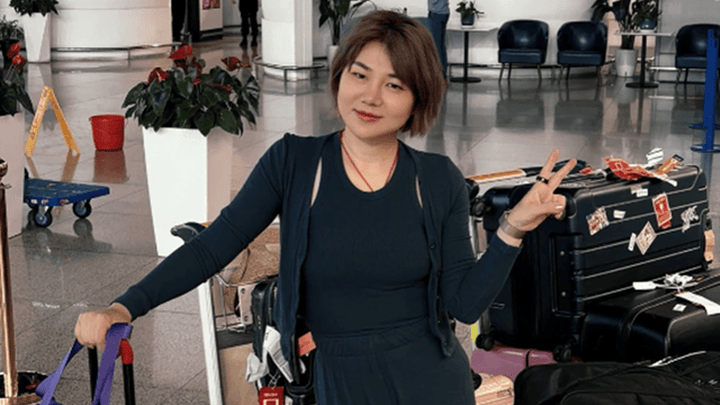 杨天真晒机场路透一人拖8个箱子，她减肥成功了吗？