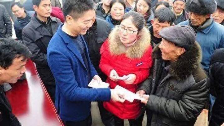 刘强东网购1000多件羽绒服送老家村民，是为了孝敬乡亲父老吗？