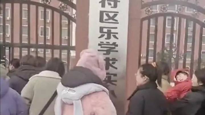 河南一小学无老师上课，家长称食堂也没正常饭菜供应，是否应该妥善安置？