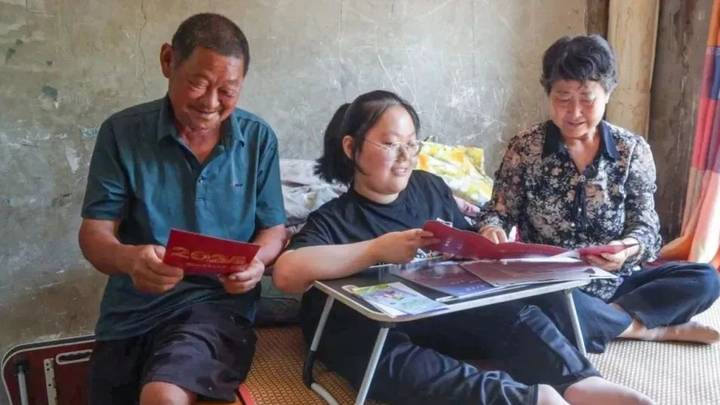 爷爷6000多次弯腰背出了她的大学路，你怎么看？