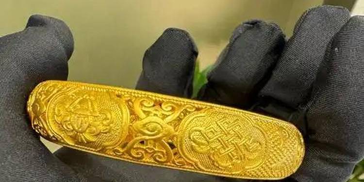 金价大幅跳水，跌至1390元每克下方