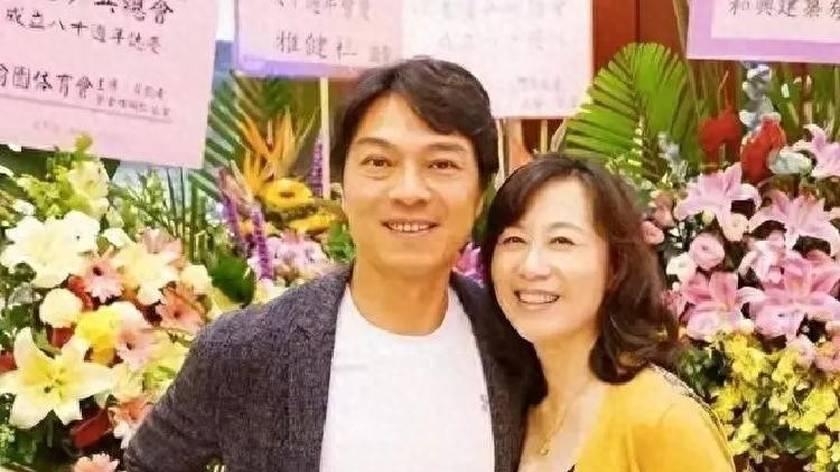 她是女排唯一五冠王，身家过亿、女儿清华博士，现状连郎平都意外
