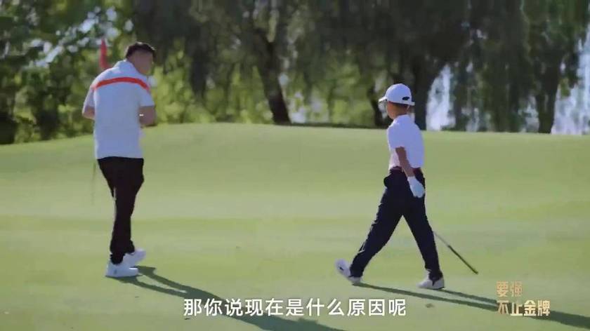 虎父无犬子！王皓陪大儿子练高尔夫，结果被儿子训到不吭声｜综艺