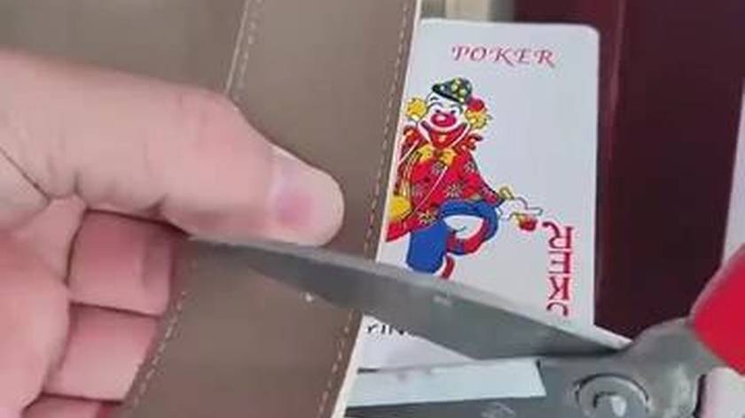 封条太长无法确定尺寸，师傅用一张扑克牌搞定，网友：我怎么没想到呢