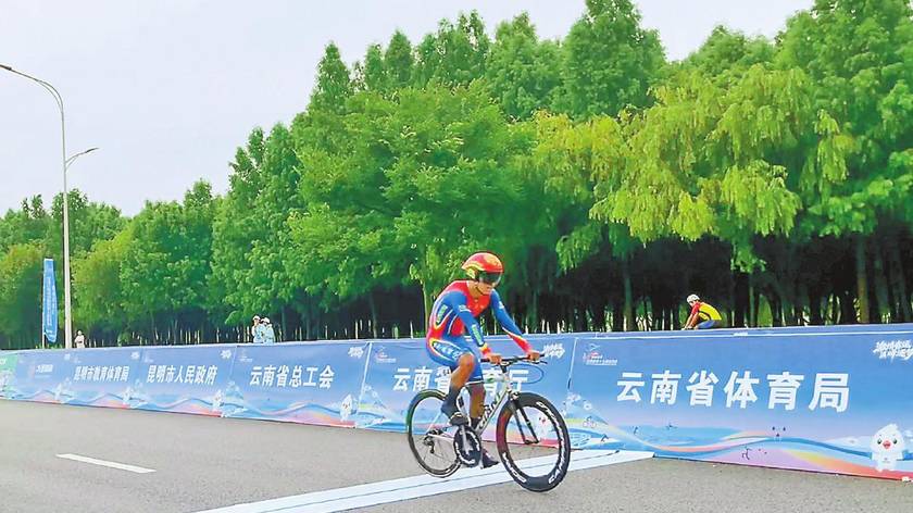 公路自行车项目开赛 昆明小将马萧翔夺开幕式后首金
