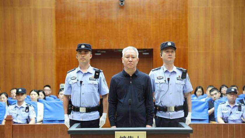 许家印庭审照头发眉毛全白 昔日也曾意气风发