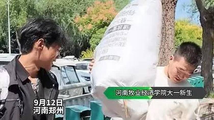 河南一高校开学现场，22岁侄子扛行李送19岁叔叔上大学