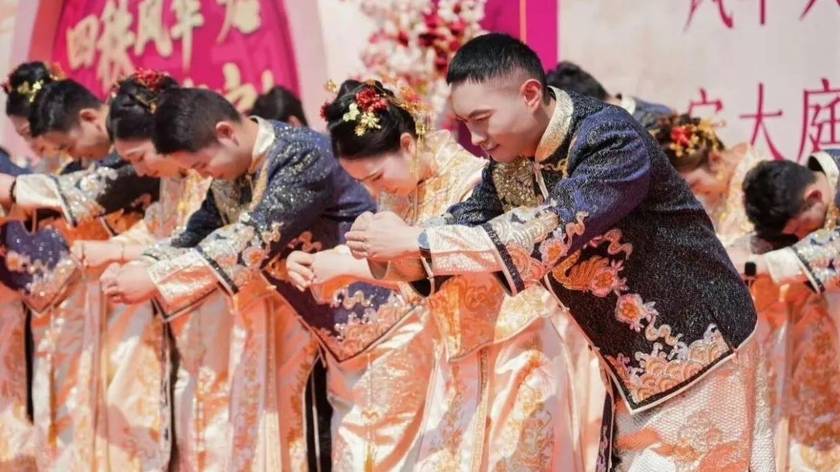 宁波大学40对校友新人举行婚礼，学校送24K纯金婚书