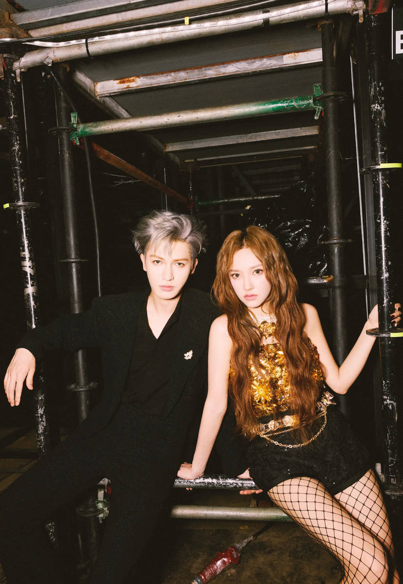 朱正廷晒与程潇合影超养眼!舞台极限拉扯cp感十足