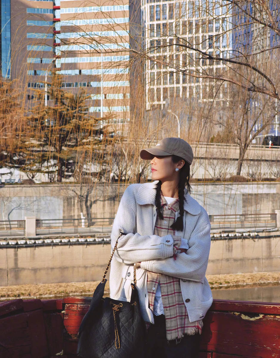 刘雯外出晒太阳状态惬意!伸展双手拥抱大自然好治愈