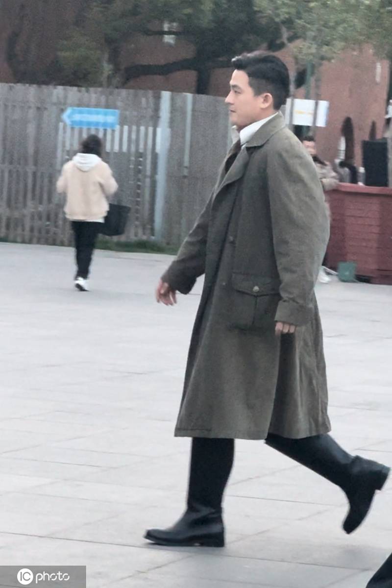 欧豪身穿风衣长靴现身醒来上海片场路透