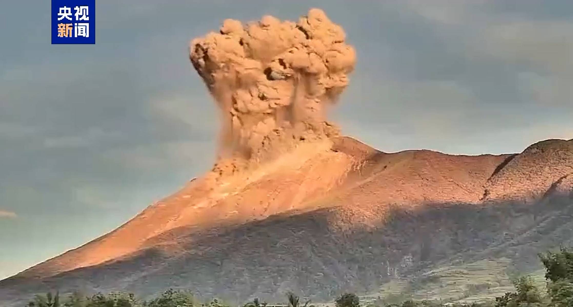 菲律宾坎拉翁火山发生喷发灰柱高达4000米